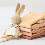 Rekomendasi Merk Baju Bayi & Anak Nyaman dan Menggemaskan Baju bayi merupakan salah satu perlengkapan wajib yang harus dipersiapkan sebelumm masa kelahiran tiba. Beberapa hal yang harus kamu perisapkan sebelum masa kelahiran tiba dan oerhatikan adalah memutuskan memilih baju bayi yang sesuai, nyaman dan bahan yang digunakan. Hindari kain yang dapat membuat kulit bayi gatal dan mudah lecet. Sebaliknya, carilah kain yang mampu menyerap keringat dengan baik, contohnya seperti katun. Saat ini juga sudah ada berbagai merk baju bayi yang cukup terjangkau dengan kualitas terbaik. Meskipun harganya ekonomis, tapi bahannya cukup membuat bayi kamu nyaman saat menggunakannya.  1. Bird & Bees Bird and Bees merupakan salah satu merk baju bayi dengan koleksi yang cukup unik dna berbeda dengan yang lainnya. Bahkan ada koleksi zodiac sign untuk bodysuit bayi, tentunya sikecil akan sangat cocok menggunakan berbagai model yang menggemaskan seperrti itu. Umumnya Birds and Bees juga menyediakan pakaian untuk usia newborn hingga 12 bulan. Harganya juga cukup terjangkau dengan bahan terbaik dan nyaman untuk tubuh bayi, kamu wajib mengecek beberapa koleksinya.  2. Mool Untuk kamu yang mencari model baju bayi dengan warna dan motif kalem. Kamu harus mencoba baju dari Mool. Merk baju bayi ini merupakan hasil jahitan tangan yang diproduksi di Indonesia. Menampilkan ragam pakaian bayi dan anak menggemaskan untuk jenis kelamin laki-laki dan perempuan. Menyajikan aneka jenis pakaian untuk bayi dan anak seperti atasan, bawahan atau setelan dengan warna pastel yang lucu. Bahnnya pun dibuat lembut dan ringan pada tubuh bayi. Merk pakaian bayi dari Mool bisa menjadi solusi pakaian terbaik untuk sang buah hati atau sebagai hadiah.  3. Torio Rekomendasi merk baju bayi berikutnya adalah Torio. Merk baju bayi ini cocok untuk kamu yang menginginkan model sederhana dengan motif tidak berlebihan. Merk Torio sudah terjamin dengan kualitas dan mutu terbaiknya sejak tahun 1989. Harga Torio juga tergolong murah meriah sehingga kamu bisa memborong banyak model pakaian menggemaskan untuk sang buah hari. Banyak dari pakaian Torio merupakan pakaian setelan. Sehingga kamu tidak perlu pusing mencari pasangan baju dan celana untuk si kecil.  4. BoogyBaby Pakaian bayi sehari-hari ini wajib kamu miliki jika si kecil berkulit sensitif dan mudah alergi. Karena setiap bahan yang digunakna BoogyBaby sudah bersifat hypoallergenic dengan katun berkualitas tinggi. Jadi tentu nyaman digunakan seharian. Bahkan ditempat panas, setiap produknya juga telah berlabel SNI, sehingga kamu tidak perlu ragu akan kualitas dan kenyamanan yang ditawarkan dari produk BoogyBaby.  5. Little Palmerhaus Mungkin kamu sudah cukup sering mendengar merk ini. Palmerhaus cukup sering digunakan dan dipromosikan oleh para artis dan influencer di Indonesia. Dengan harga yang cukup ramah dikantong. Kamu juga sudah bisa mendapatkan berbagai set pakaian yang menggemaskan dan nyaman. Merk lokal ini juga sudah lulus SNI untuk setiap produk yang ditawarkannya. Modelnya juga sudah cukup trendy untuk si kecil. Bisa dipakai dirumah maupun saat keluar, yang pasti tetap cantik dan nyaman saat digunakan.  6. Mahika Kids Brand baju bayi lokal ini merupakan milik salah satu influencer Indonesia, Modelnya cukup trendy dan unik. Harganya pun cukup ekonomis untuk sepasang set baju dengan kualitas tinggi dengan bahan terbaik. Konsep Mahika Kids mengutamakan penggunaan warna earth rone. Sangat cocok untuk kamu penggemar model yang simple namun tetap elegan dan menarik. Setiap koleksinya juga tersedia hingga usia 4 tahun. 
