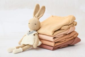 Rekomendasi Merk Baju Bayi & Anak Nyaman dan Menggemaskan Baju bayi merupakan salah satu perlengkapan wajib yang harus dipersiapkan sebelumm masa kelahiran tiba. Beberapa hal yang harus kamu perisapkan sebelum masa kelahiran tiba dan oerhatikan adalah memutuskan memilih baju bayi yang sesuai, nyaman dan bahan yang digunakan. Hindari kain yang dapat membuat kulit bayi gatal dan mudah lecet. Sebaliknya, carilah kain yang mampu menyerap keringat dengan baik, contohnya seperti katun. Saat ini juga sudah ada berbagai merk baju bayi yang cukup terjangkau dengan kualitas terbaik. Meskipun harganya ekonomis, tapi bahannya cukup membuat bayi kamu nyaman saat menggunakannya.  1. Bird & Bees Bird and Bees merupakan salah satu merk baju bayi dengan koleksi yang cukup unik dna berbeda dengan yang lainnya. Bahkan ada koleksi zodiac sign untuk bodysuit bayi, tentunya sikecil akan sangat cocok menggunakan berbagai model yang menggemaskan seperrti itu. Umumnya Birds and Bees juga menyediakan pakaian untuk usia newborn hingga 12 bulan. Harganya juga cukup terjangkau dengan bahan terbaik dan nyaman untuk tubuh bayi, kamu wajib mengecek beberapa koleksinya.  2. Mool Untuk kamu yang mencari model baju bayi dengan warna dan motif kalem. Kamu harus mencoba baju dari Mool. Merk baju bayi ini merupakan hasil jahitan tangan yang diproduksi di Indonesia. Menampilkan ragam pakaian bayi dan anak menggemaskan untuk jenis kelamin laki-laki dan perempuan. Menyajikan aneka jenis pakaian untuk bayi dan anak seperti atasan, bawahan atau setelan dengan warna pastel yang lucu. Bahnnya pun dibuat lembut dan ringan pada tubuh bayi. Merk pakaian bayi dari Mool bisa menjadi solusi pakaian terbaik untuk sang buah hati atau sebagai hadiah.  3. Torio Rekomendasi merk baju bayi berikutnya adalah Torio. Merk baju bayi ini cocok untuk kamu yang menginginkan model sederhana dengan motif tidak berlebihan. Merk Torio sudah terjamin dengan kualitas dan mutu terbaiknya sejak tahun 1989. Harga Torio juga tergolong murah meriah sehingga kamu bisa memborong banyak model pakaian menggemaskan untuk sang buah hari. Banyak dari pakaian Torio merupakan pakaian setelan. Sehingga kamu tidak perlu pusing mencari pasangan baju dan celana untuk si kecil.  4. BoogyBaby Pakaian bayi sehari-hari ini wajib kamu miliki jika si kecil berkulit sensitif dan mudah alergi. Karena setiap bahan yang digunakna BoogyBaby sudah bersifat hypoallergenic dengan katun berkualitas tinggi. Jadi tentu nyaman digunakan seharian. Bahkan ditempat panas, setiap produknya juga telah berlabel SNI, sehingga kamu tidak perlu ragu akan kualitas dan kenyamanan yang ditawarkan dari produk BoogyBaby.  5. Little Palmerhaus Mungkin kamu sudah cukup sering mendengar merk ini. Palmerhaus cukup sering digunakan dan dipromosikan oleh para artis dan influencer di Indonesia. Dengan harga yang cukup ramah dikantong. Kamu juga sudah bisa mendapatkan berbagai set pakaian yang menggemaskan dan nyaman. Merk lokal ini juga sudah lulus SNI untuk setiap produk yang ditawarkannya. Modelnya juga sudah cukup trendy untuk si kecil. Bisa dipakai dirumah maupun saat keluar, yang pasti tetap cantik dan nyaman saat digunakan.  6. Mahika Kids Brand baju bayi lokal ini merupakan milik salah satu influencer Indonesia, Modelnya cukup trendy dan unik. Harganya pun cukup ekonomis untuk sepasang set baju dengan kualitas tinggi dengan bahan terbaik. Konsep Mahika Kids mengutamakan penggunaan warna earth rone. Sangat cocok untuk kamu penggemar model yang simple namun tetap elegan dan menarik. Setiap koleksinya juga tersedia hingga usia 4 tahun. 