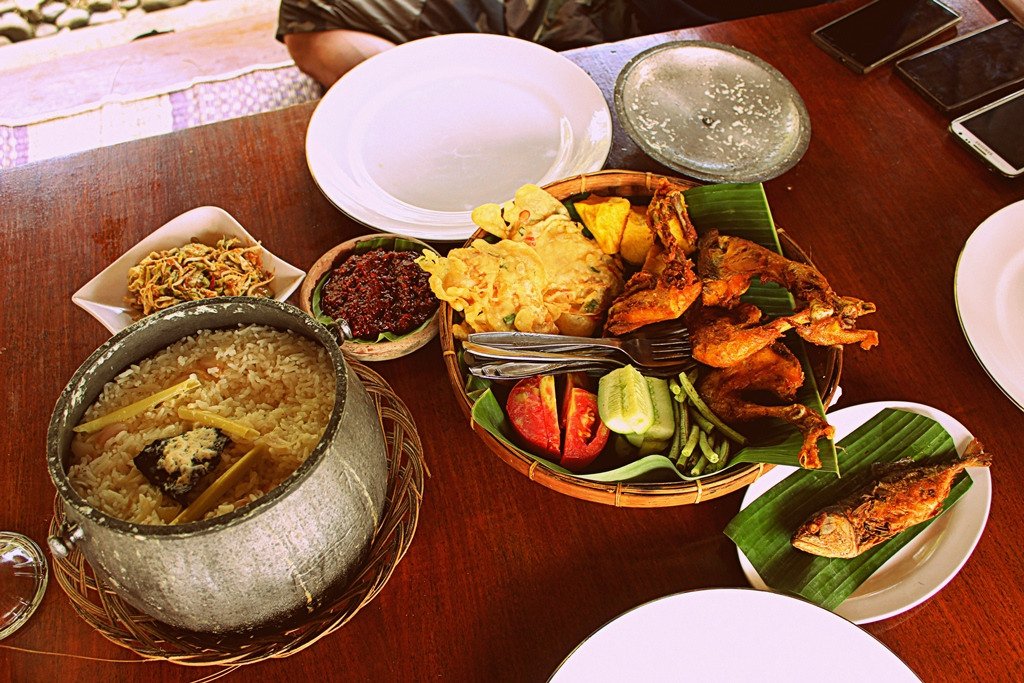 5 Rekomendasi Tempat Penyedia Makanan Paling Enak Di Desa Kadongdong